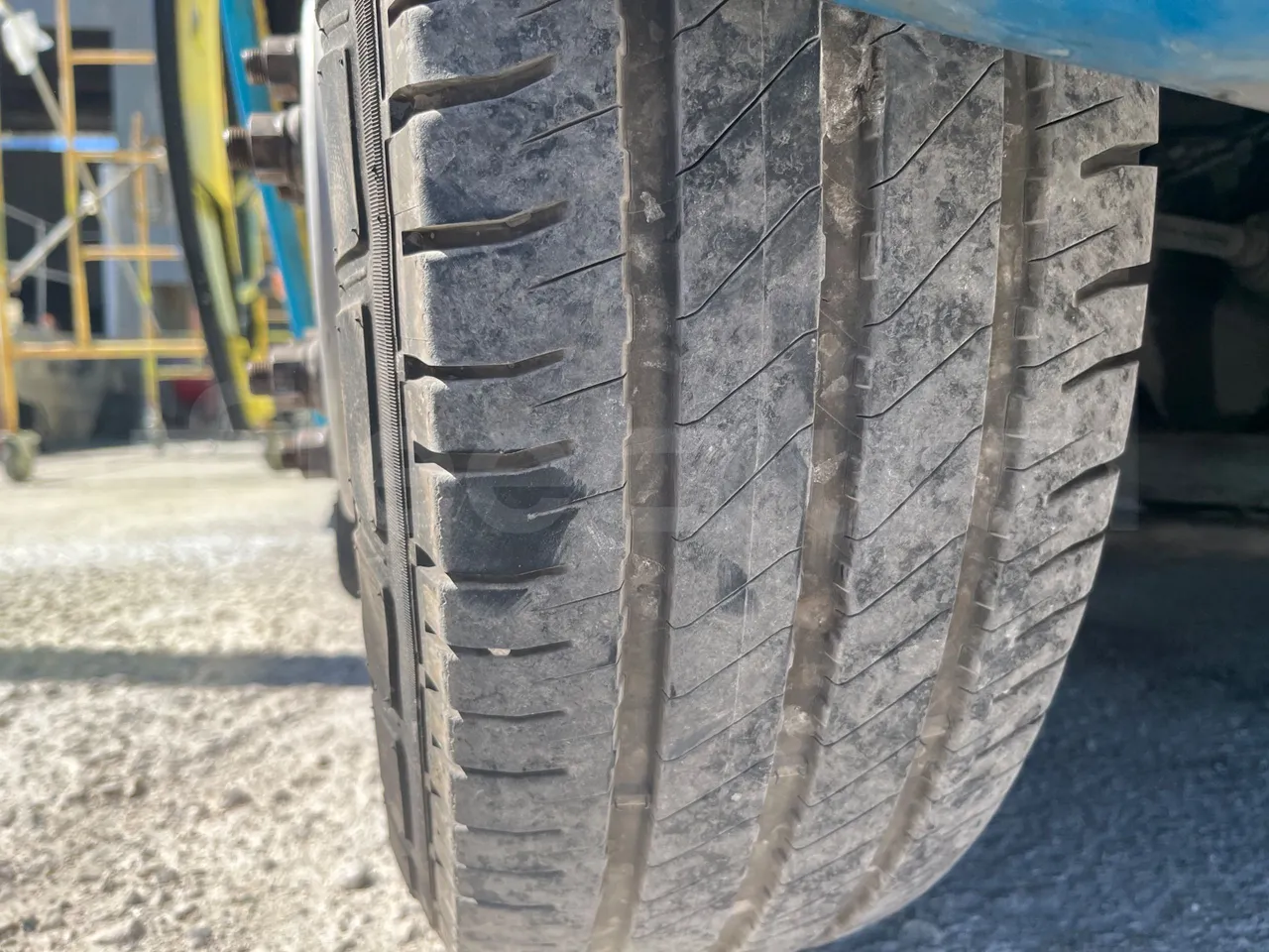 Iveco Daily 70C18 - EUR6 - 132 KW - 8.508 MT - tread condition front tires right