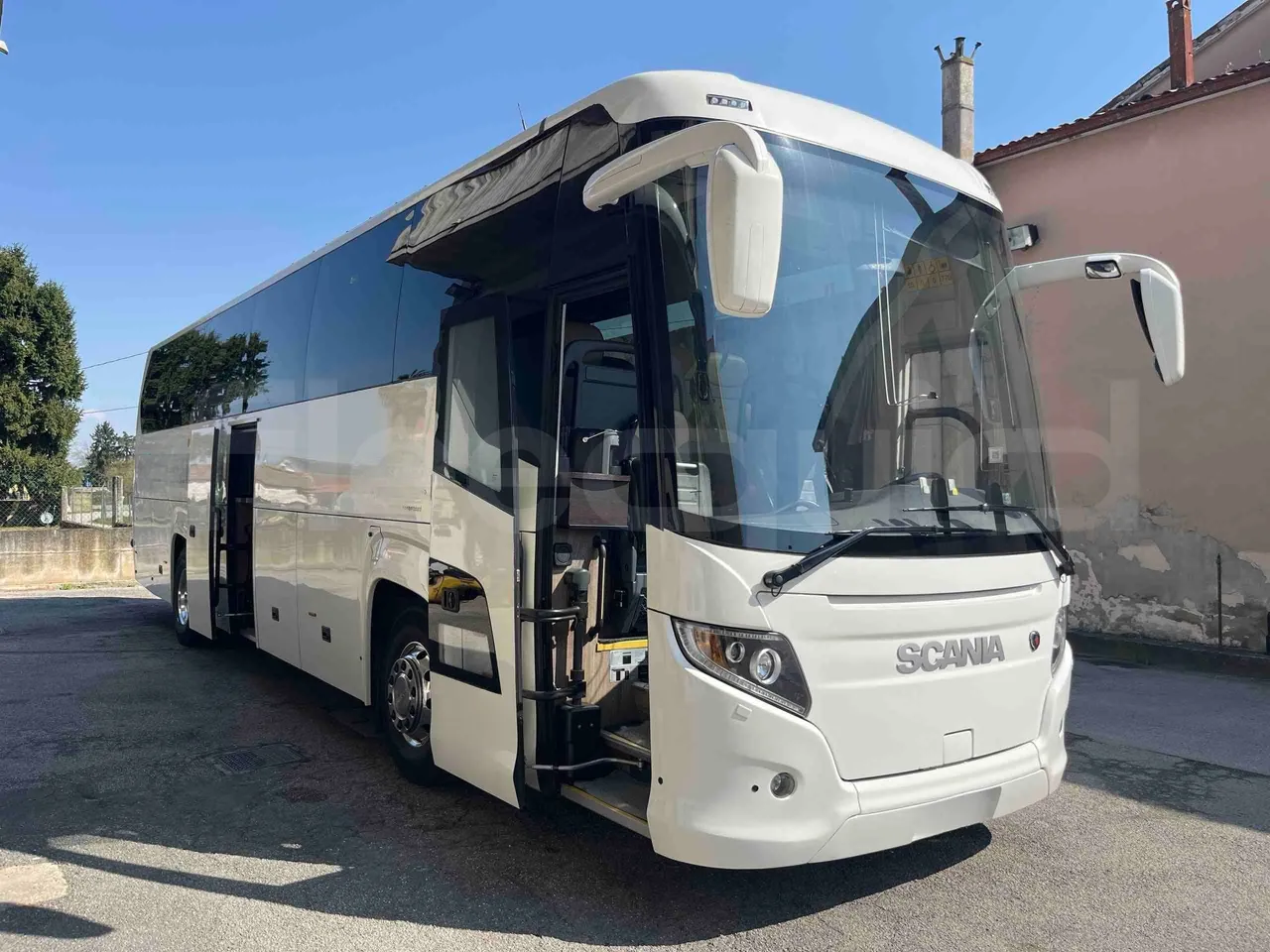 Scania Touring HD Touring HD - Euro6 - 302kW - 12.090mt - 3/4 right front doors open