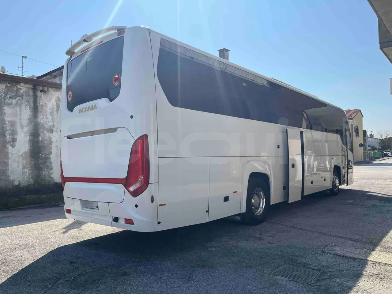 Scania Touring HD Touring HD - Euro6 - 302kW - 12.090mt - 3/4 right rear doors open