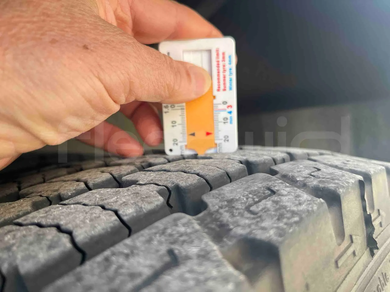 Scania Touring HD Touring HD - Euro6 - 302kW - 12.090mt - tread condition front tires left