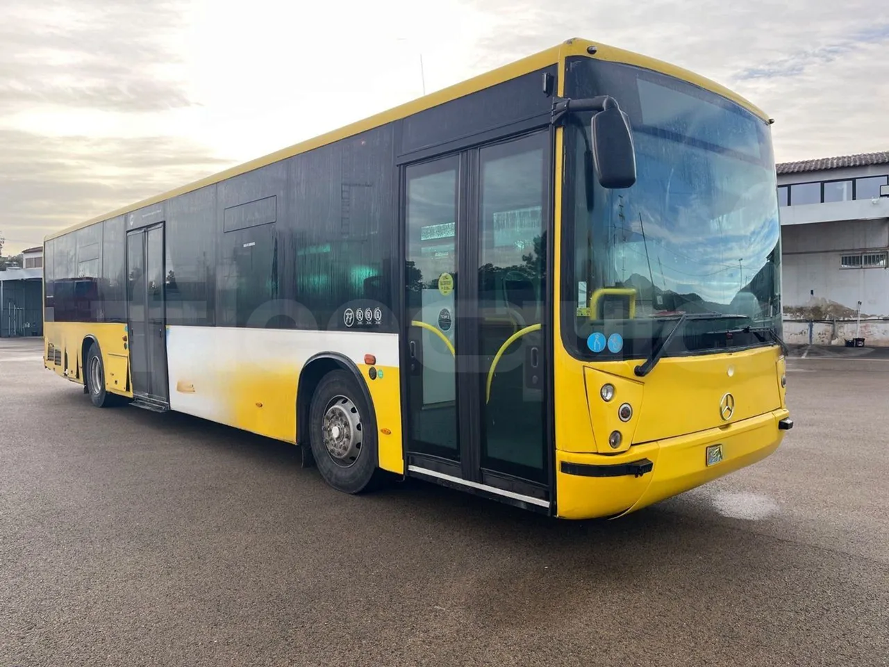 Mercedes-Benz OC500LE 1830H - EUR4 - 220kW -13.200m - 3/4 front right doors