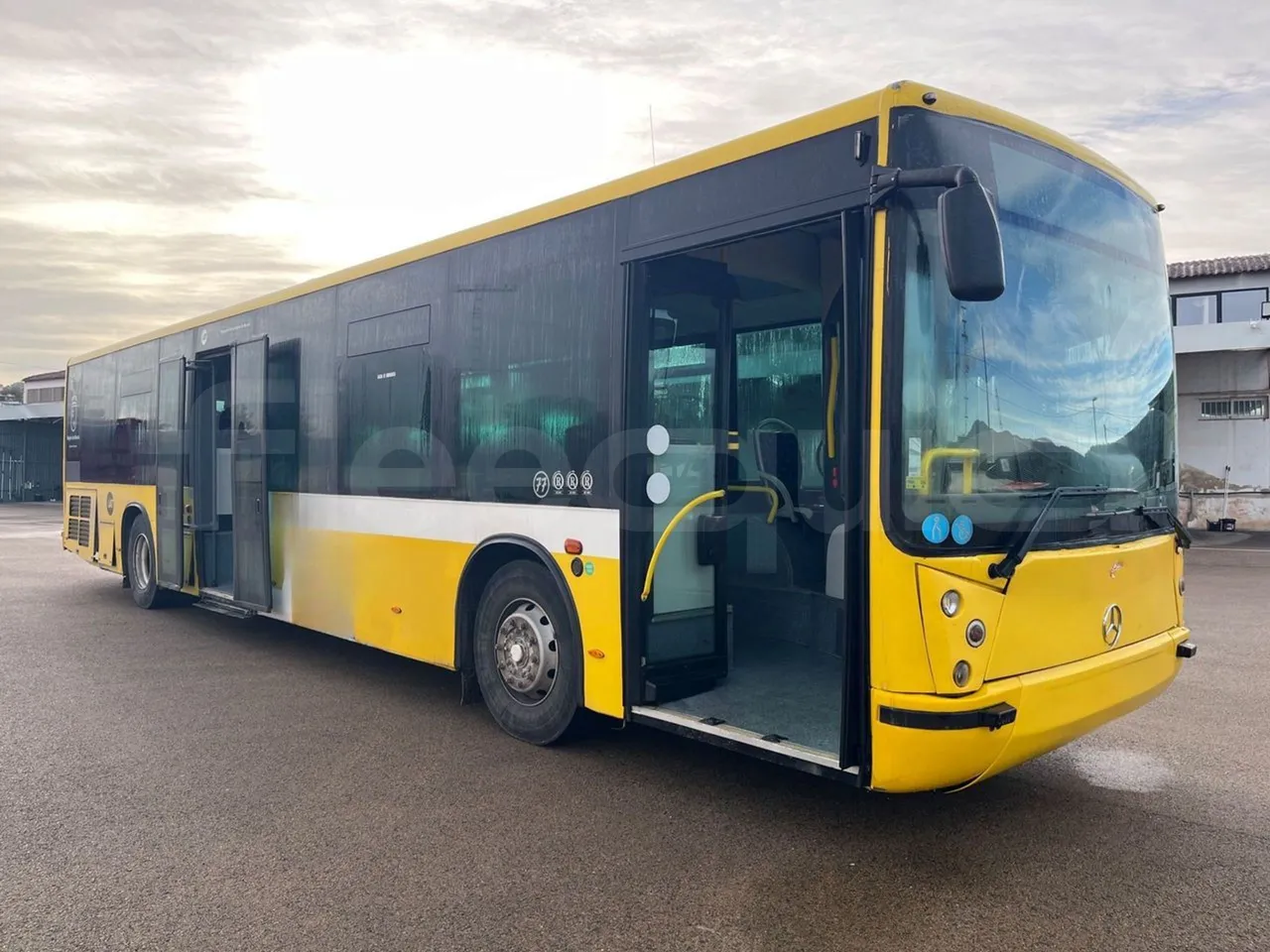 Mercedes-Benz OC500LE 1830H - EUR4 - 220kW -13.200m - 3/4 right front doors open