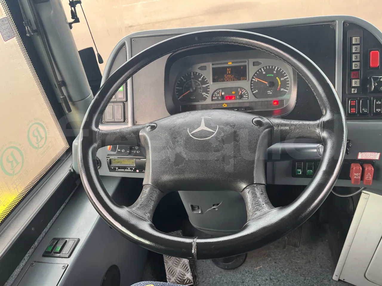 Mercedes-Benz OC500LE 1830H - EUR4 - 220kW -13.200m - steering wheel photo