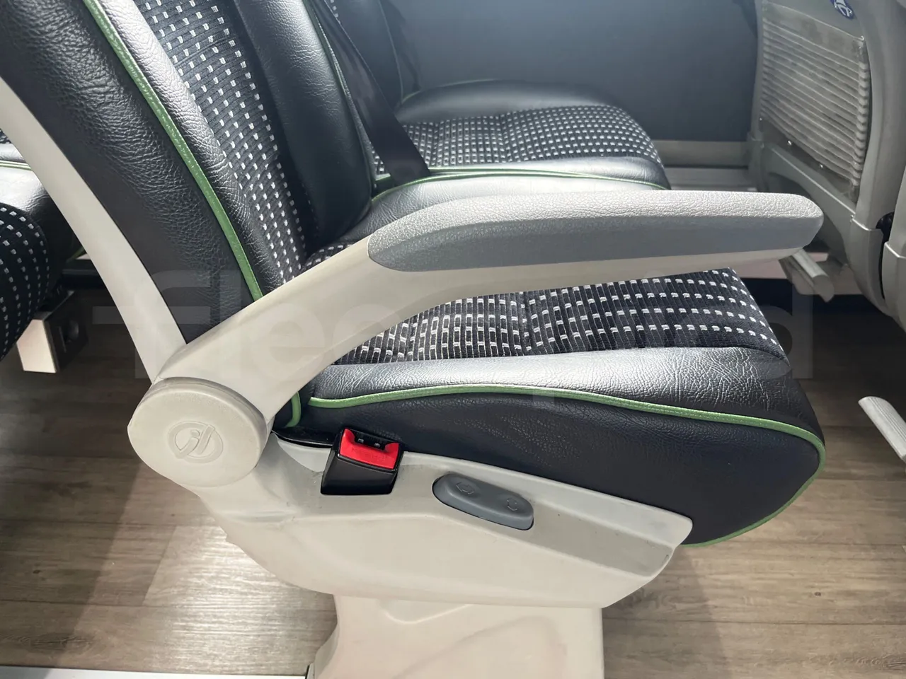 Irizar i6 12.35 - Euro6 - 302kW - 12.200mt - armrest detail photo