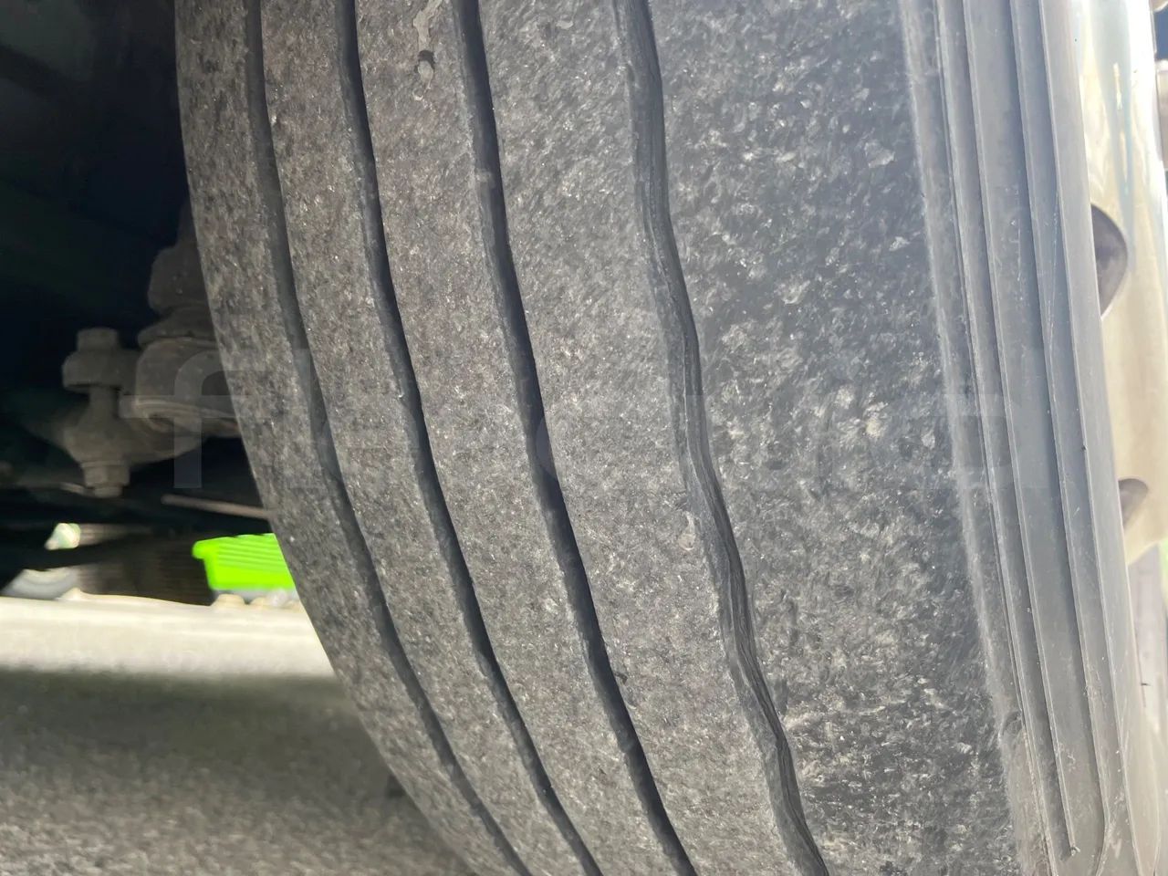 Irizar i6 12.35 - Euro6 - 302kW - 12.200mt - tread condition front tires right