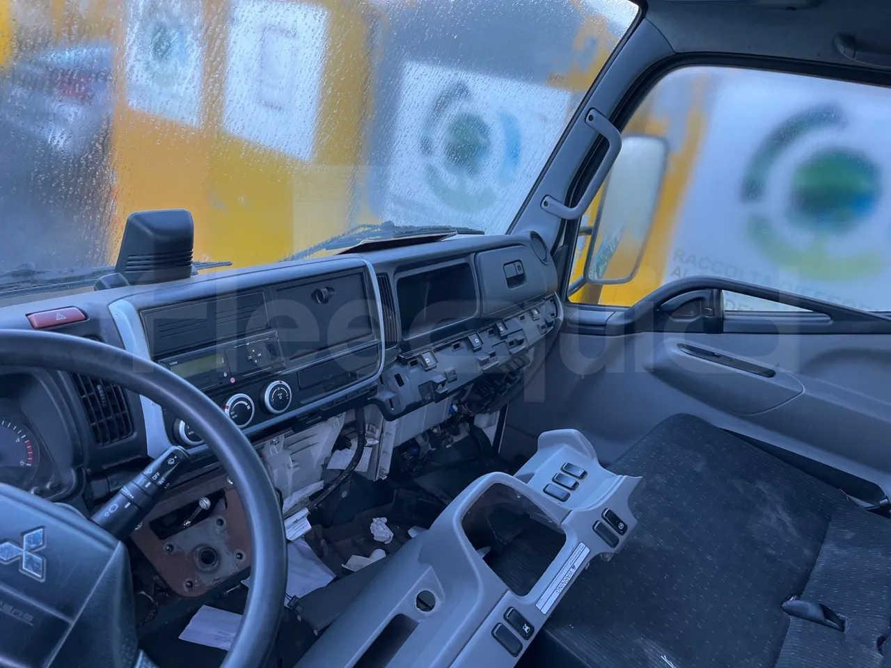 MITSUBISHI FUSO - onboard devices 2