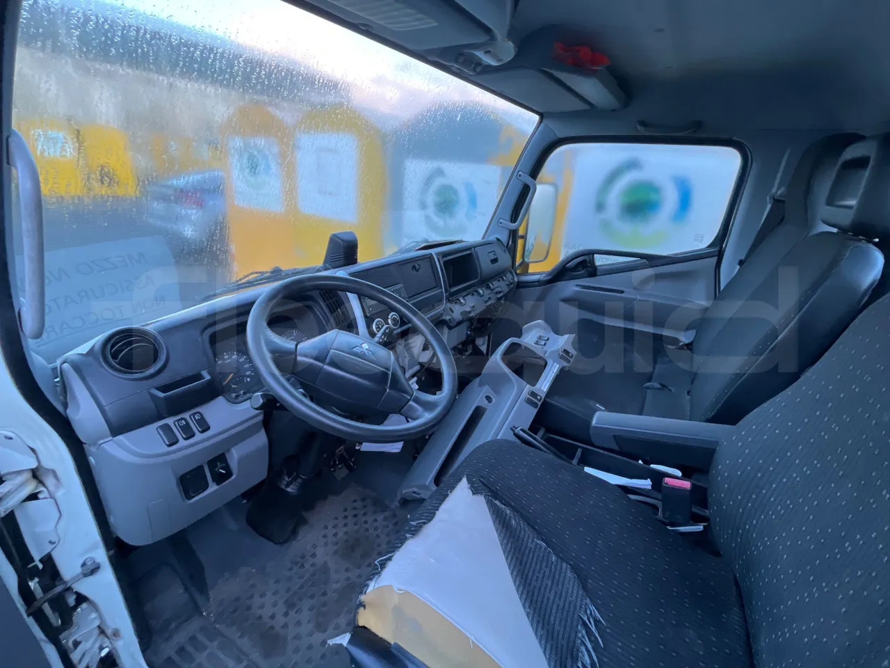 MITSUBISHI FUSO - buttons panels on