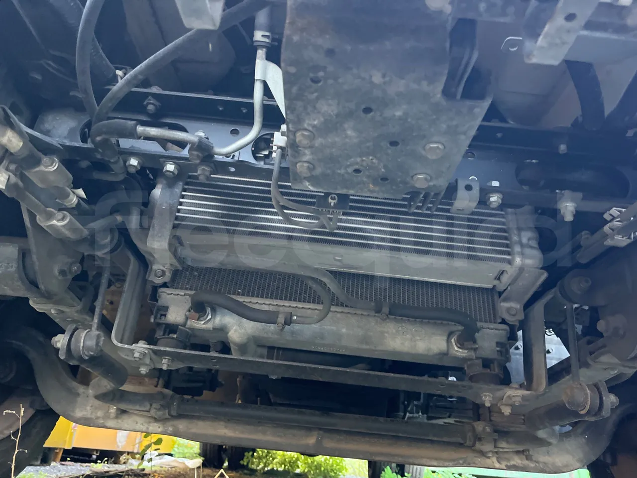 MITSUBISHI FUSO - engine without protection
