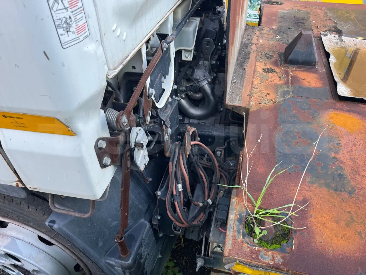 MITSUBISHI FUSO - gearbox plate photo