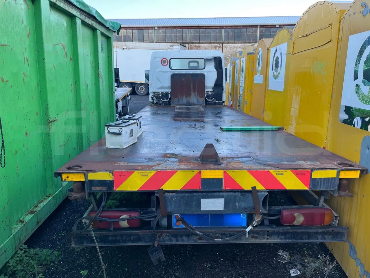MITSUBISHI FUSO - rear hatch closed