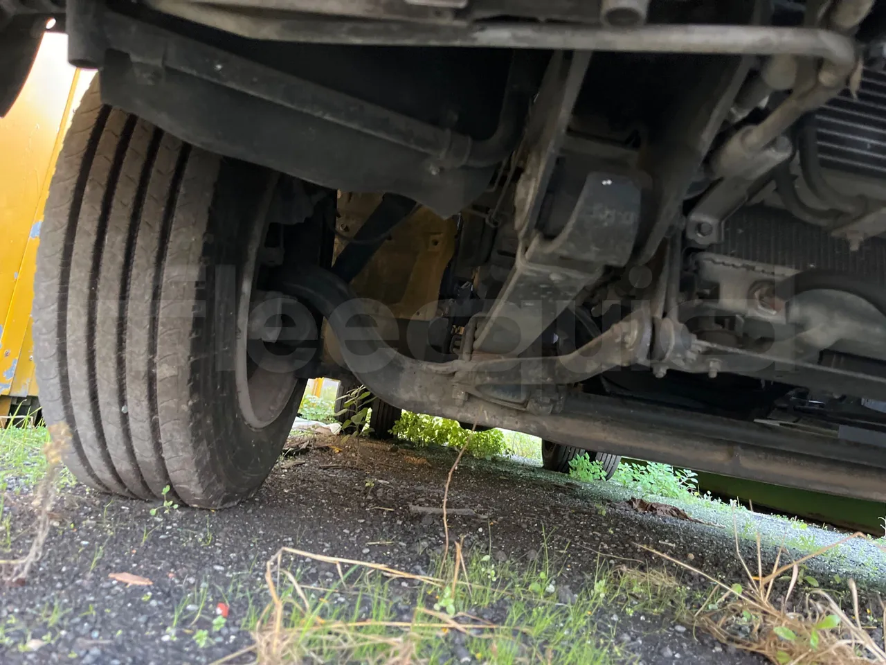 MITSUBISHI FUSO - front axle right side