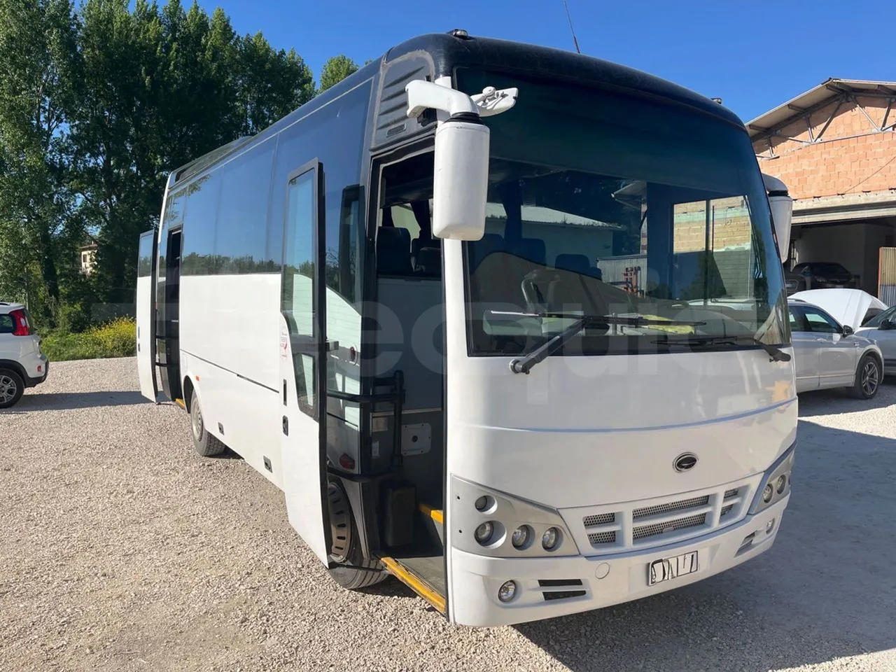 Isuzu Turquoise Anadolu - EUR4 - 151kW - 7.670m - 3/4 right front doors open