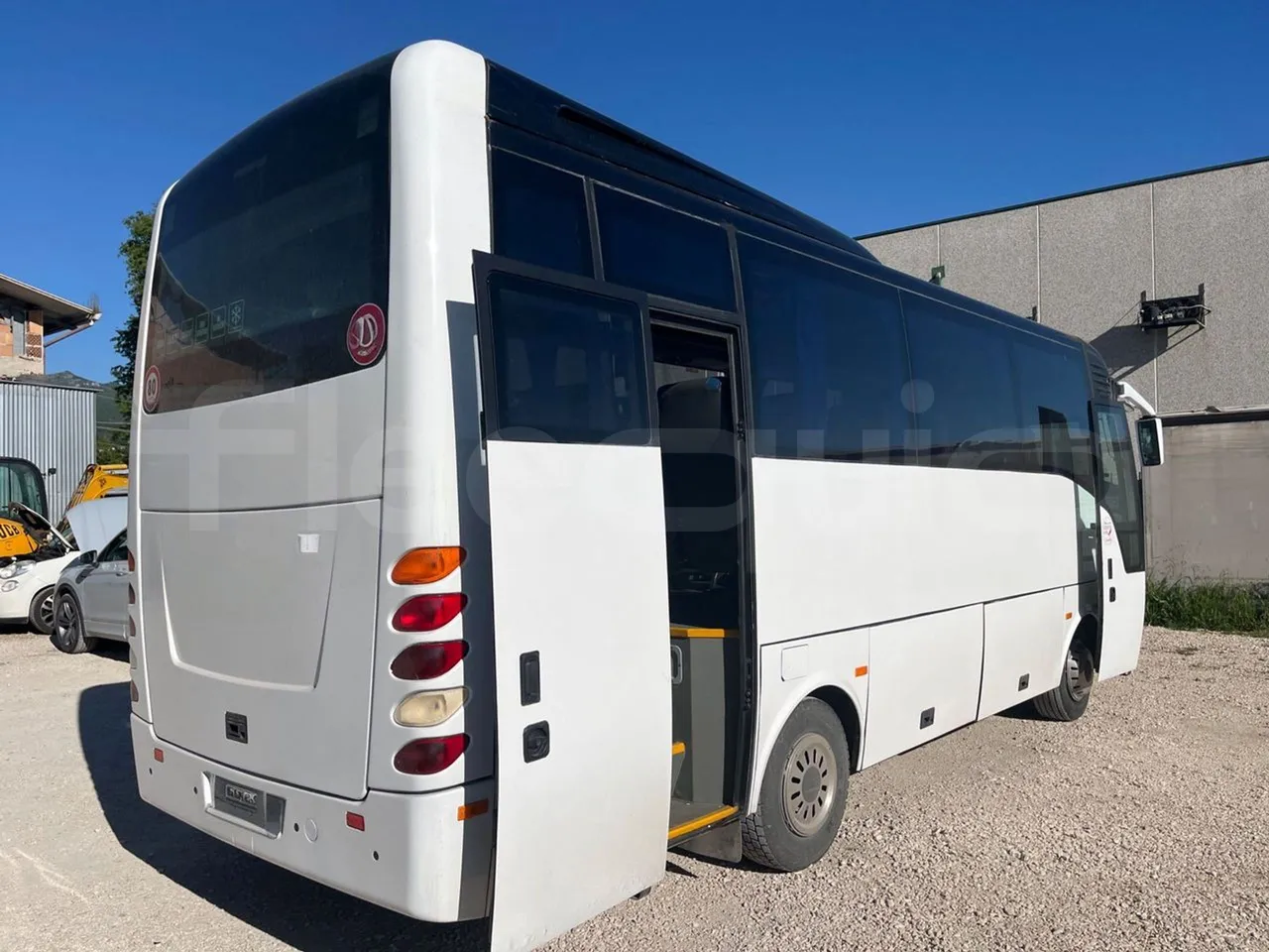 Isuzu Turquoise Anadolu - EUR4 - 151kW - 7.670m - 3/4 right rear doors open