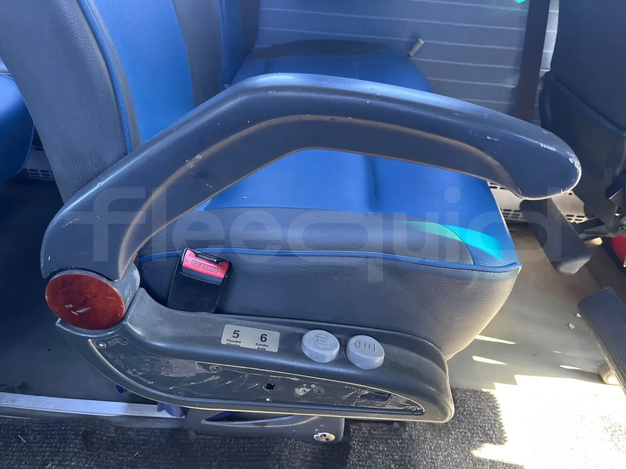 Isuzu Turquoise Anadolu - EUR4 - 151kW - 7.670m - armrest detail photo