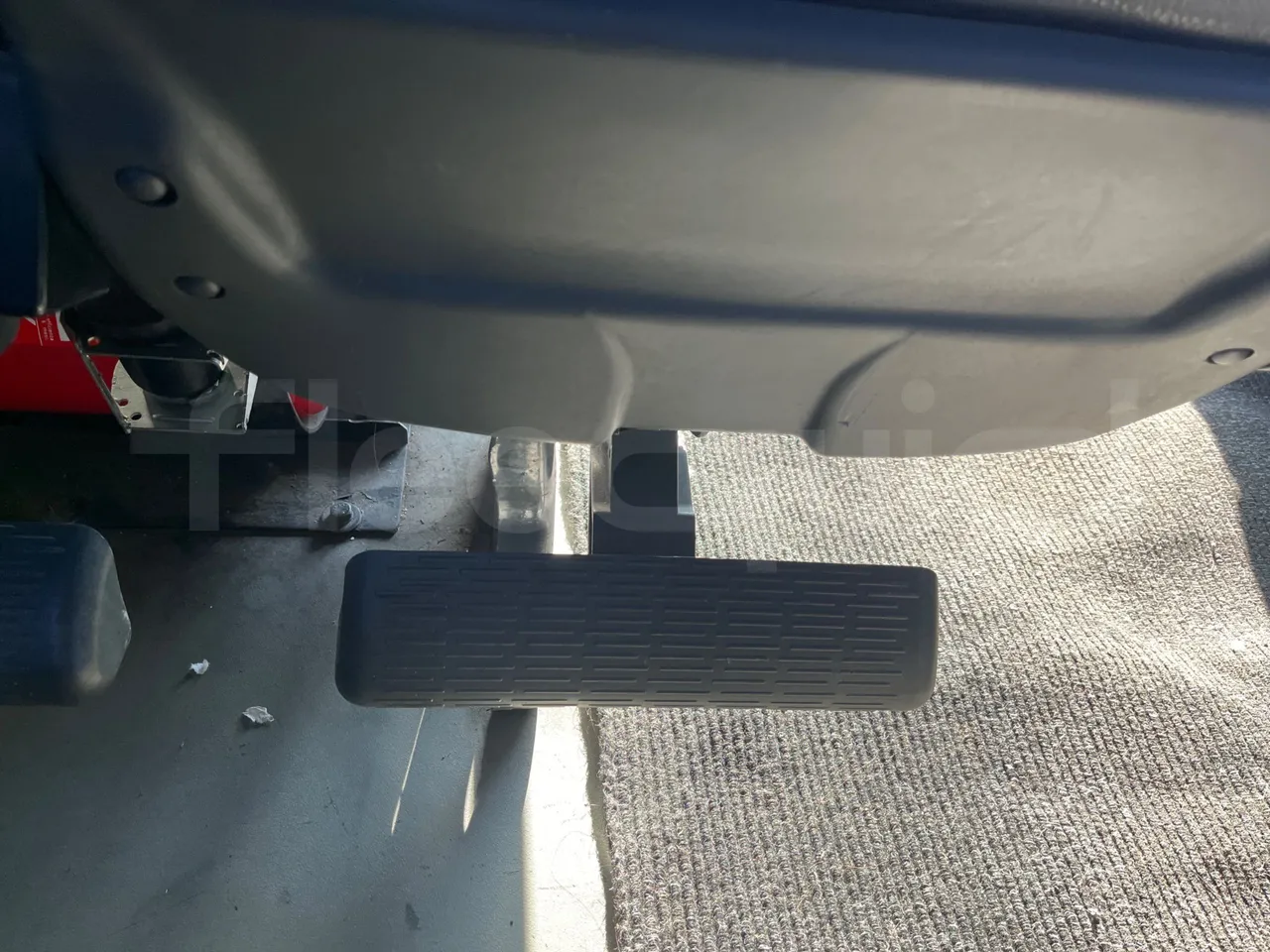Isuzu Turquoise Anadolu - EUR4 - 151kW - 7.670m - footrest detail photo