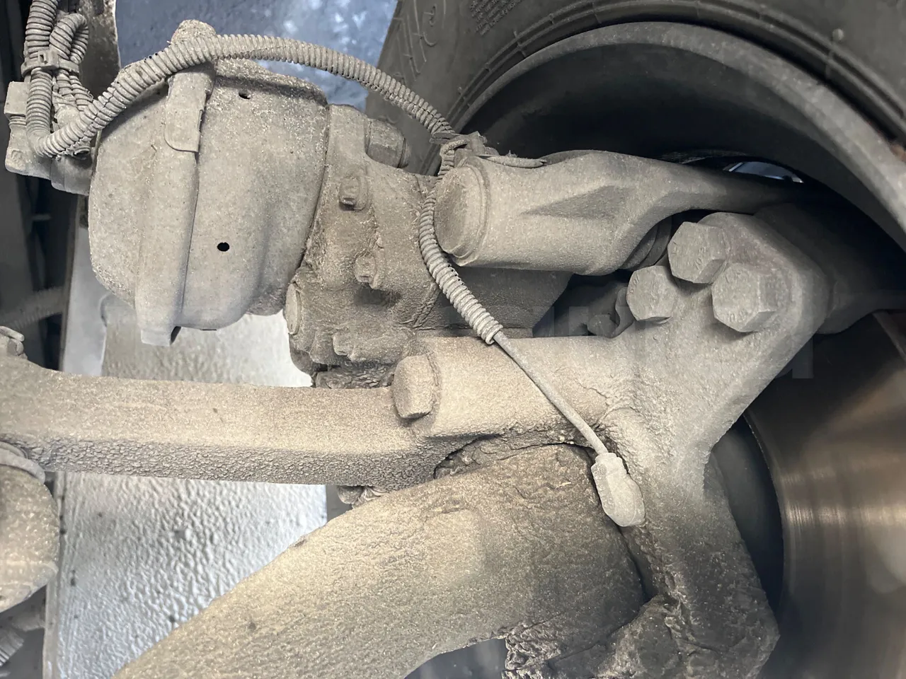 Isuzu Turquoise Anadolu - EUR4 - 151kW - 7.670m - front brake calipers left