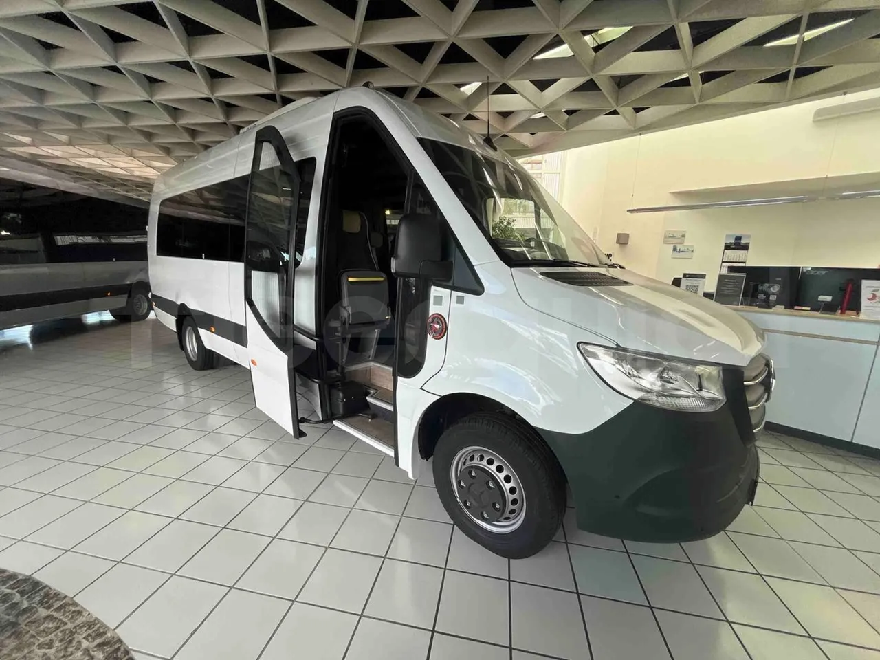Mercedes-Benz Sprinter - 3/4 right front doors open