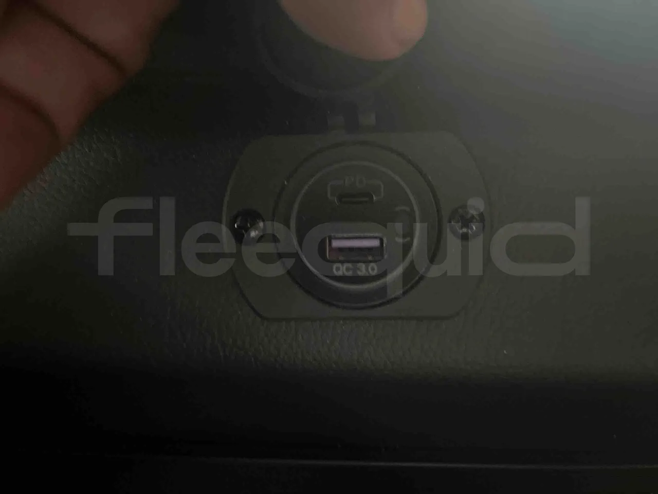 Mercedes-Benz Sprinter - usb charging detail