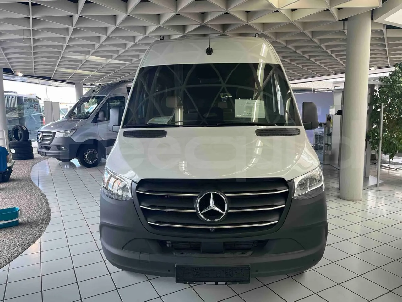 Mercedes-Benz Sprinter - front photo
