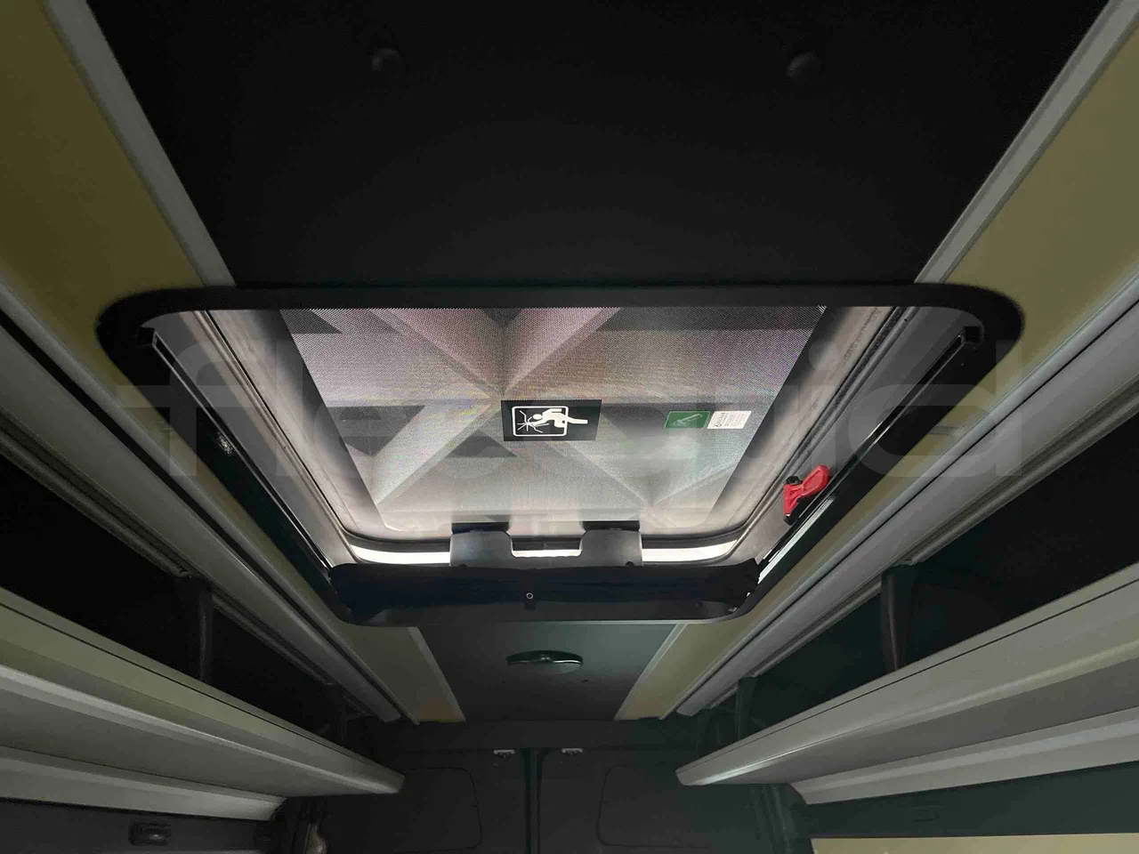 Mercedes-Benz Sprinter - roof hatch 1