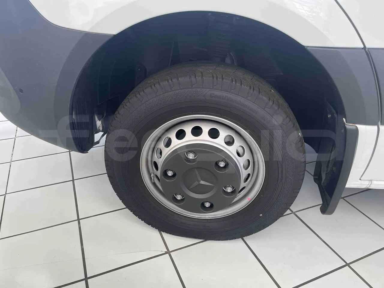 Mercedes-Benz Sprinter - tread condition front tires left