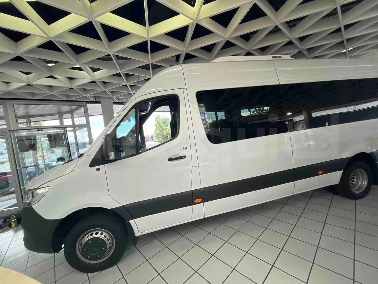 Mercedes-Benz Sprinter - left side photo