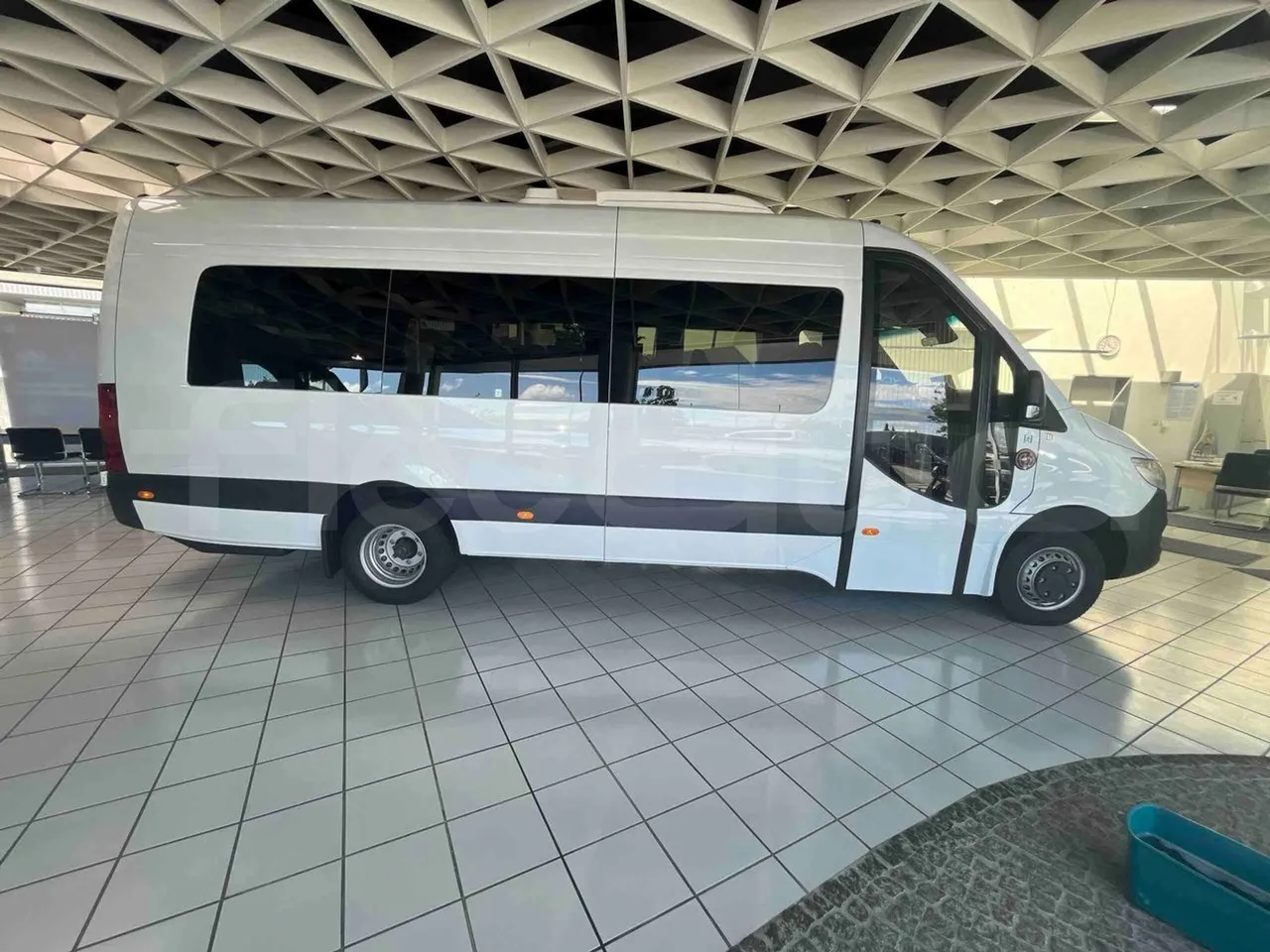 Mercedes-Benz Sprinter - right side doors closed