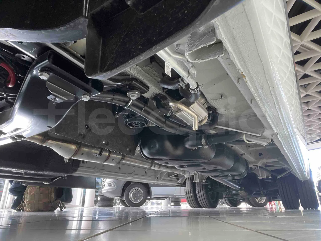 Mercedes-Benz Sprinter - central undercarriage photo