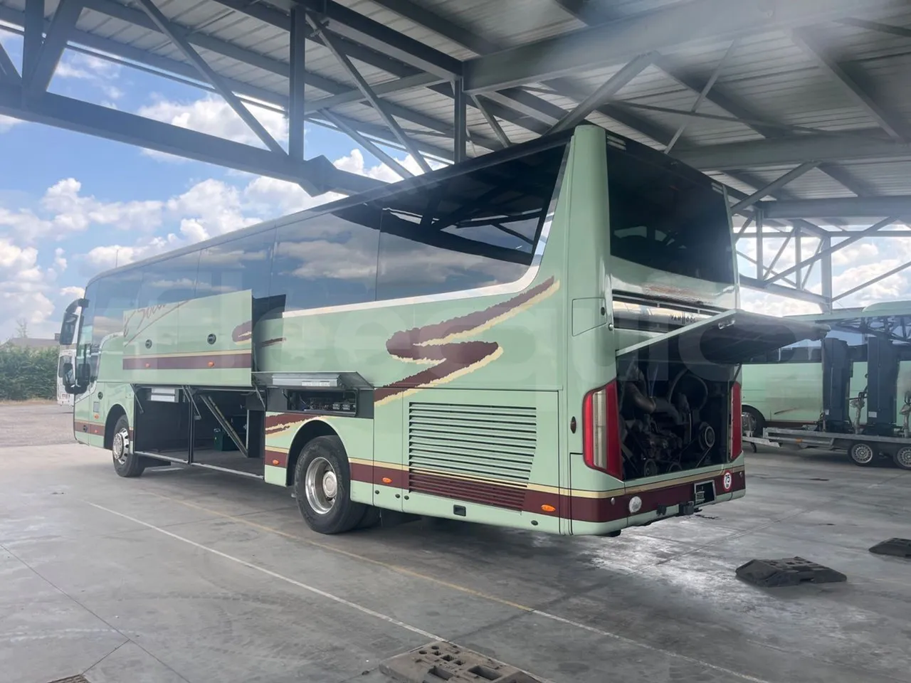 Van Hool Acron TX15 - EUR5 - 300kW - 12.2m - 3/4 right rear doors closed