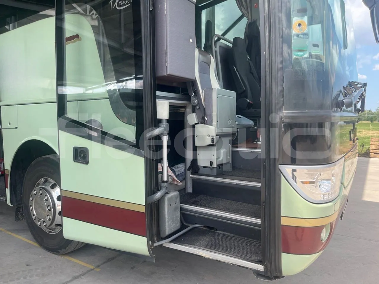 Van Hool Acron TX15 - EUR5 - 300kW - 12.2m - 3/4 right rear doors open