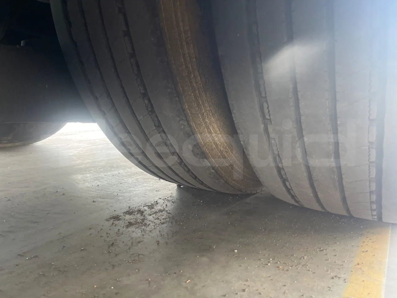 Van Hool Acron TX15 - EUR5 - 300kW - 12.2m - tread condition front tires left