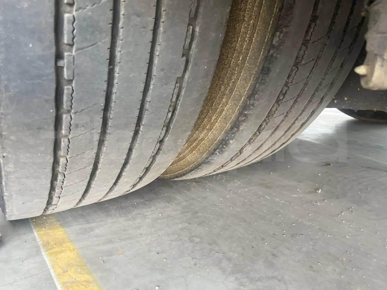 Van Hool Acron TX15 - EUR5 - 300kW - 12.2m - tread condition second axle tires left