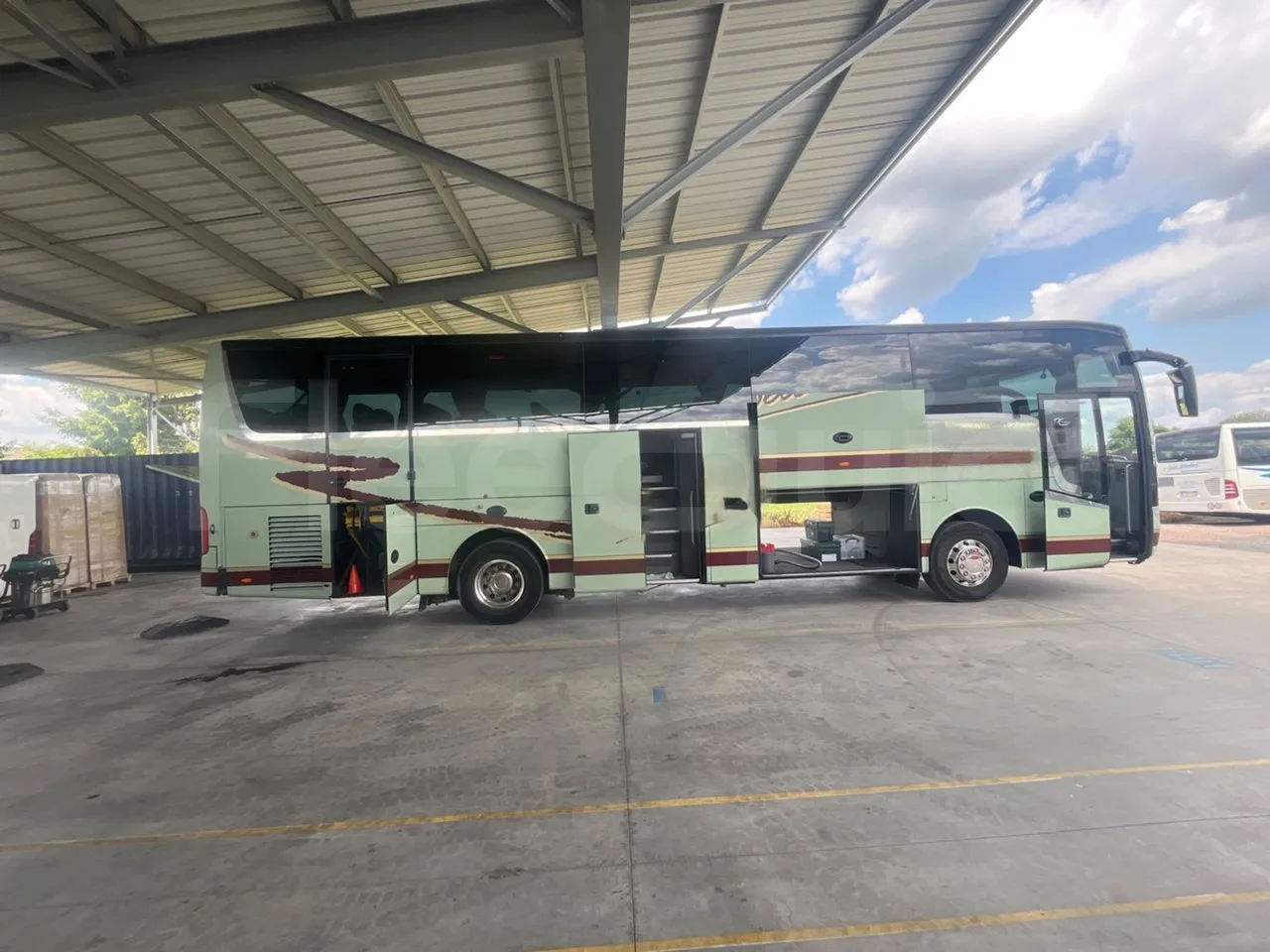 Van Hool Acron TX15 - EUR5 - 300kW - 12.2m - right side doors closed