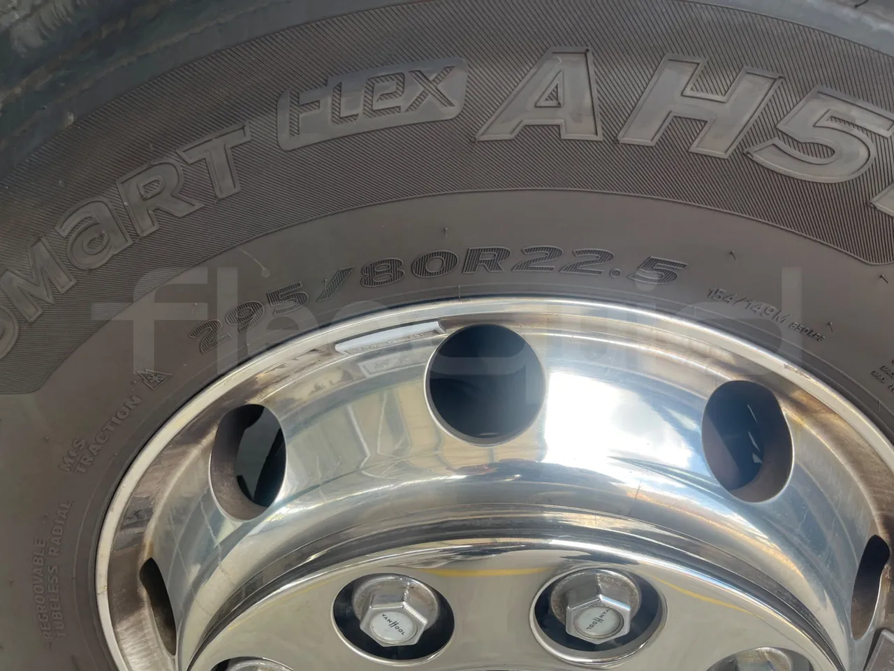Van Hool Acron TX15 - EUR5 - 300kW - 12.2m - front left tire measurements