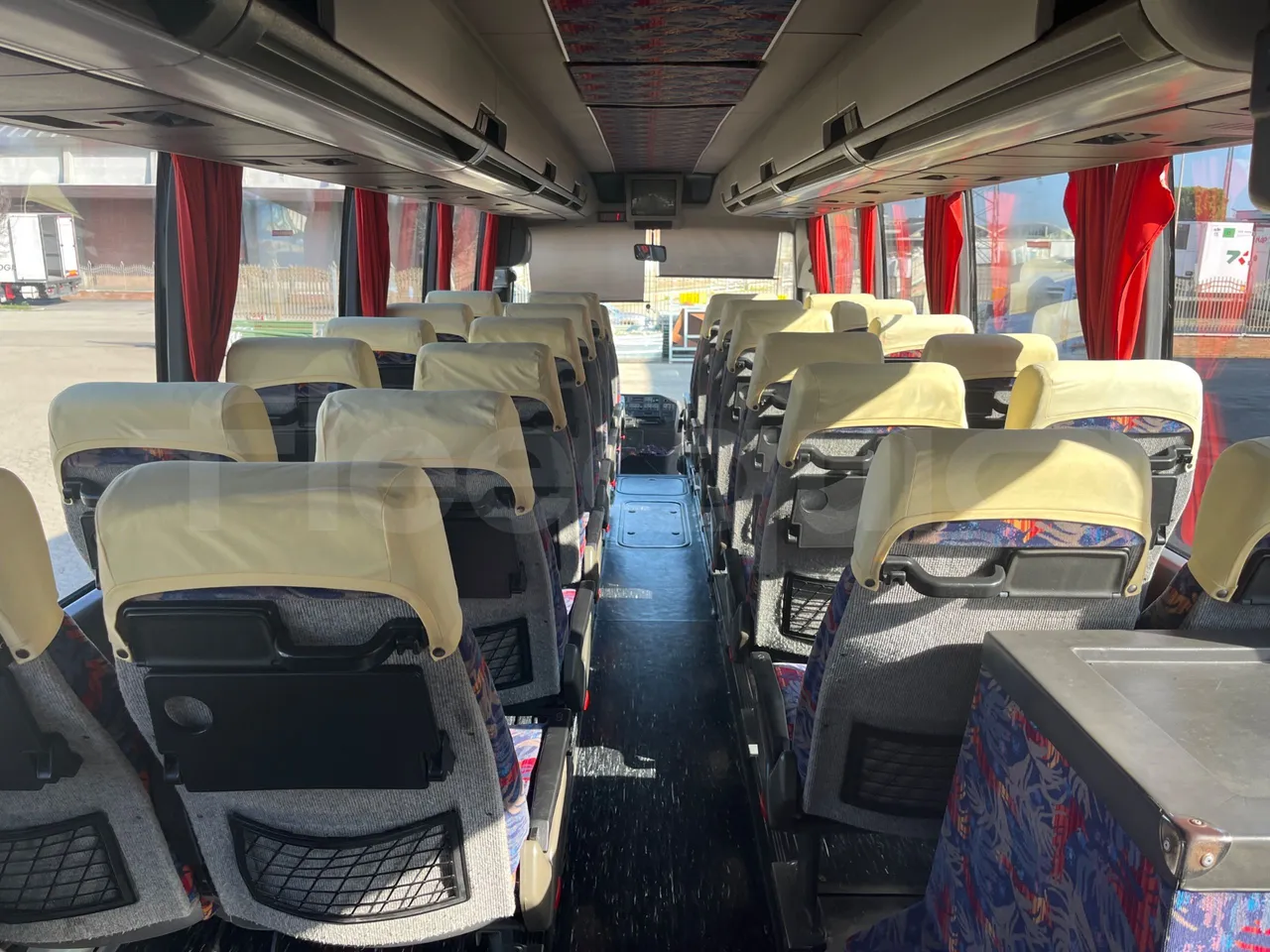 Iveco 380 12.38  - Euro2 - 276kW - 12mt - forward view all seats last row height