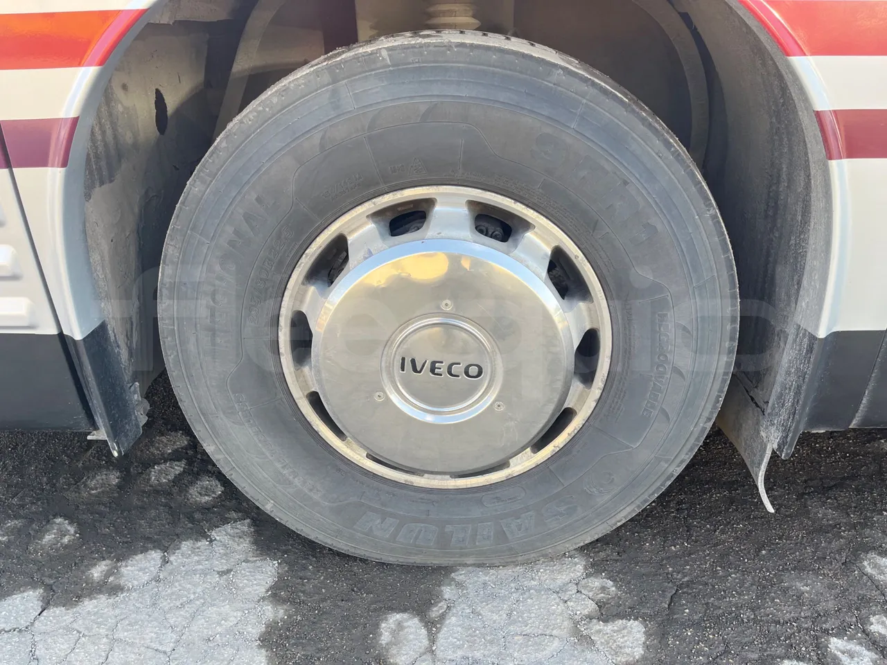 Iveco 380 12.38  - Euro2 - 276kW - 12mt - front left tire measurements