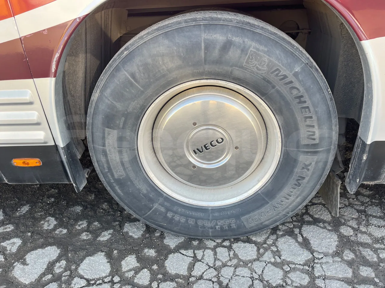 Iveco 380 12.38  - Euro2 - 276kW - 12mt - rear left tire photo