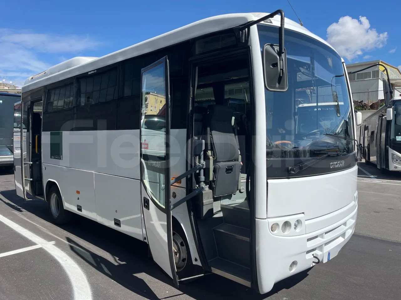 Otokar Navigo 160 S - Euro4 - 112kW - 7.100mt - 3/4 right front doors open