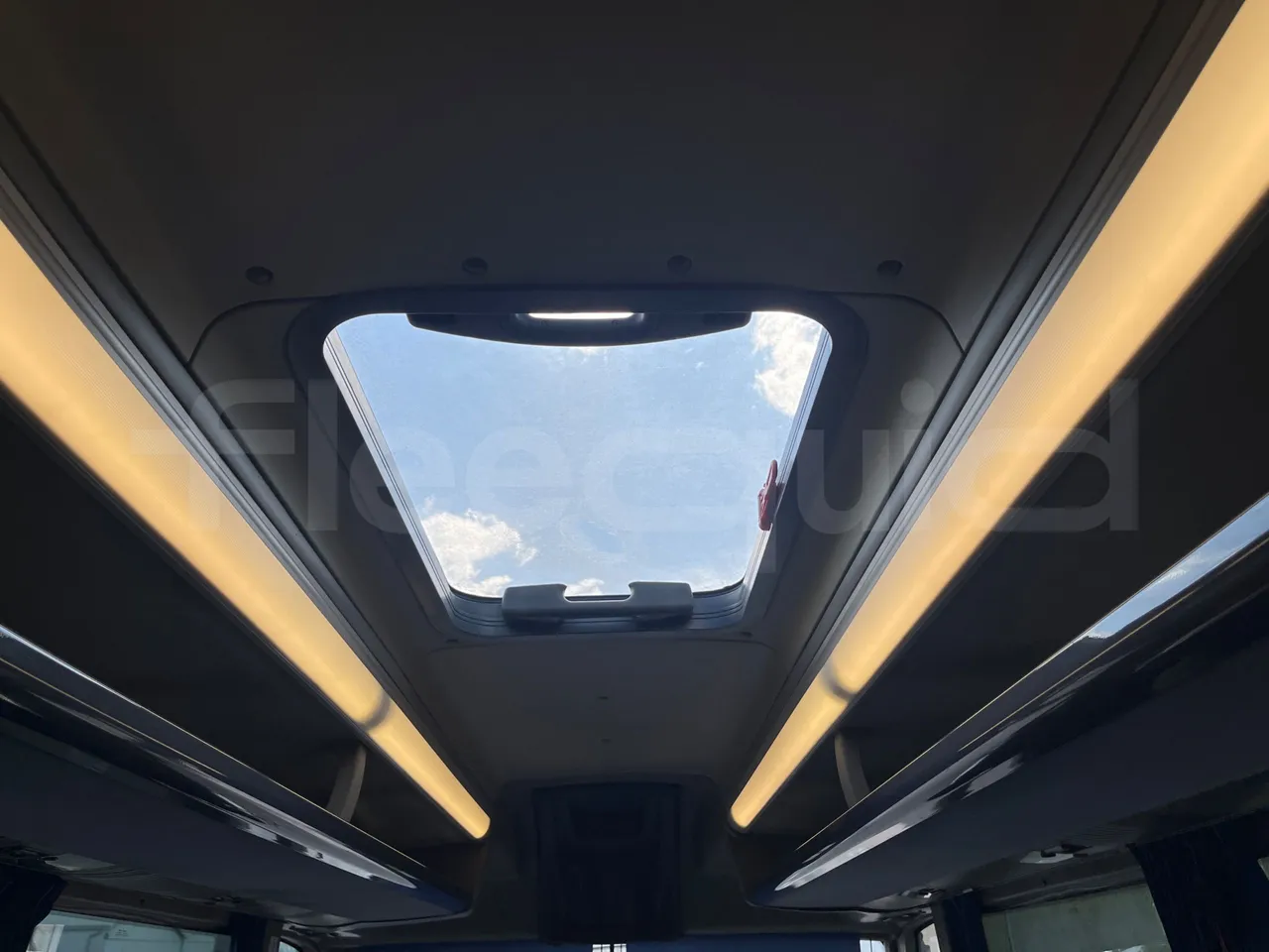 Otokar Navigo 160 S - Euro4 - 112kW - 7.100mt - roof hatch 1