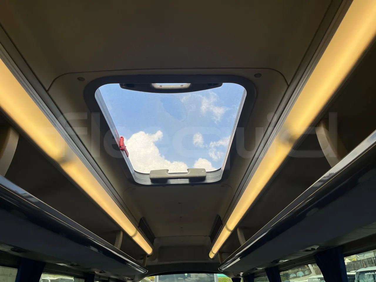 Otokar Navigo 160 S - Euro4 - 112kW - 7.100mt - roof hatch 2