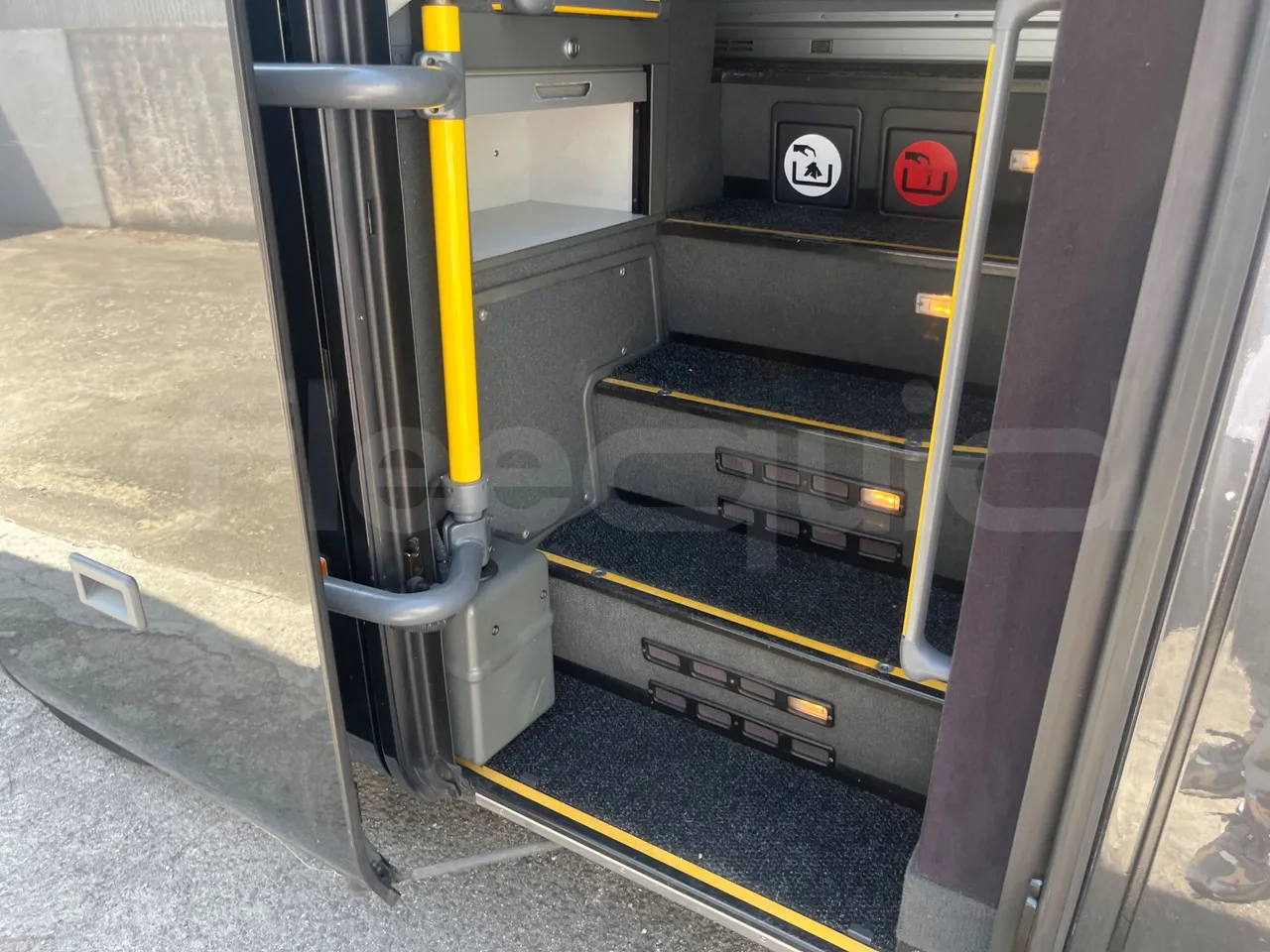 Setra S411 HD - front door 2 open