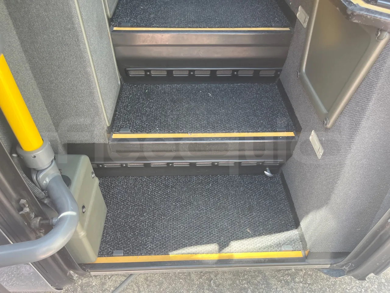 Setra S411 HD - 3/4 right front doors open