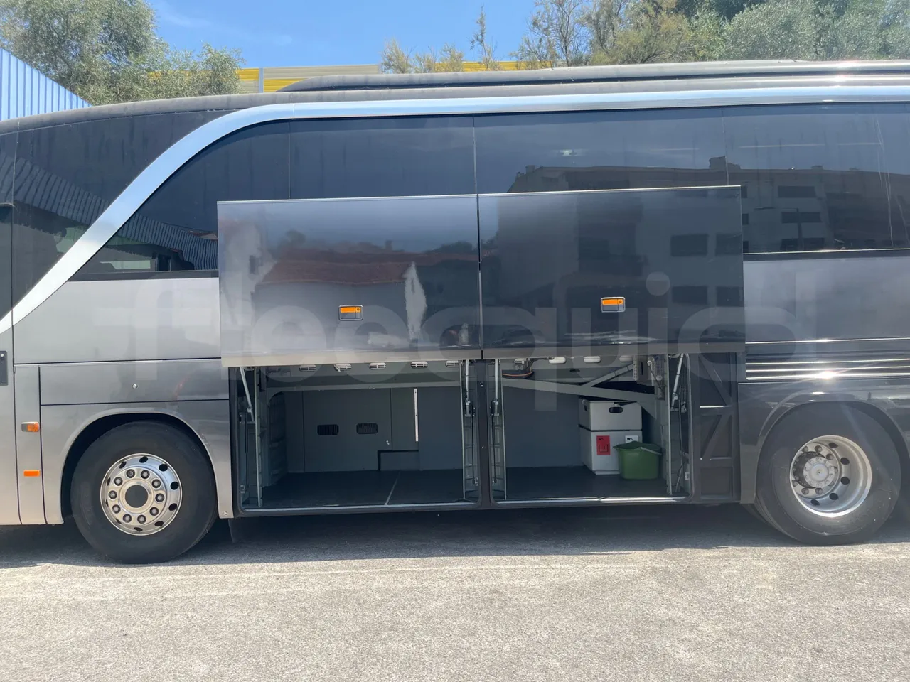 Setra S411 HD - external compartments photo