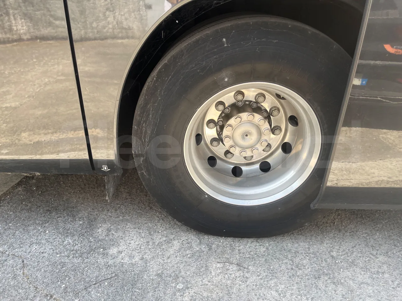 Setra S411 HD - tread condition front tires right
