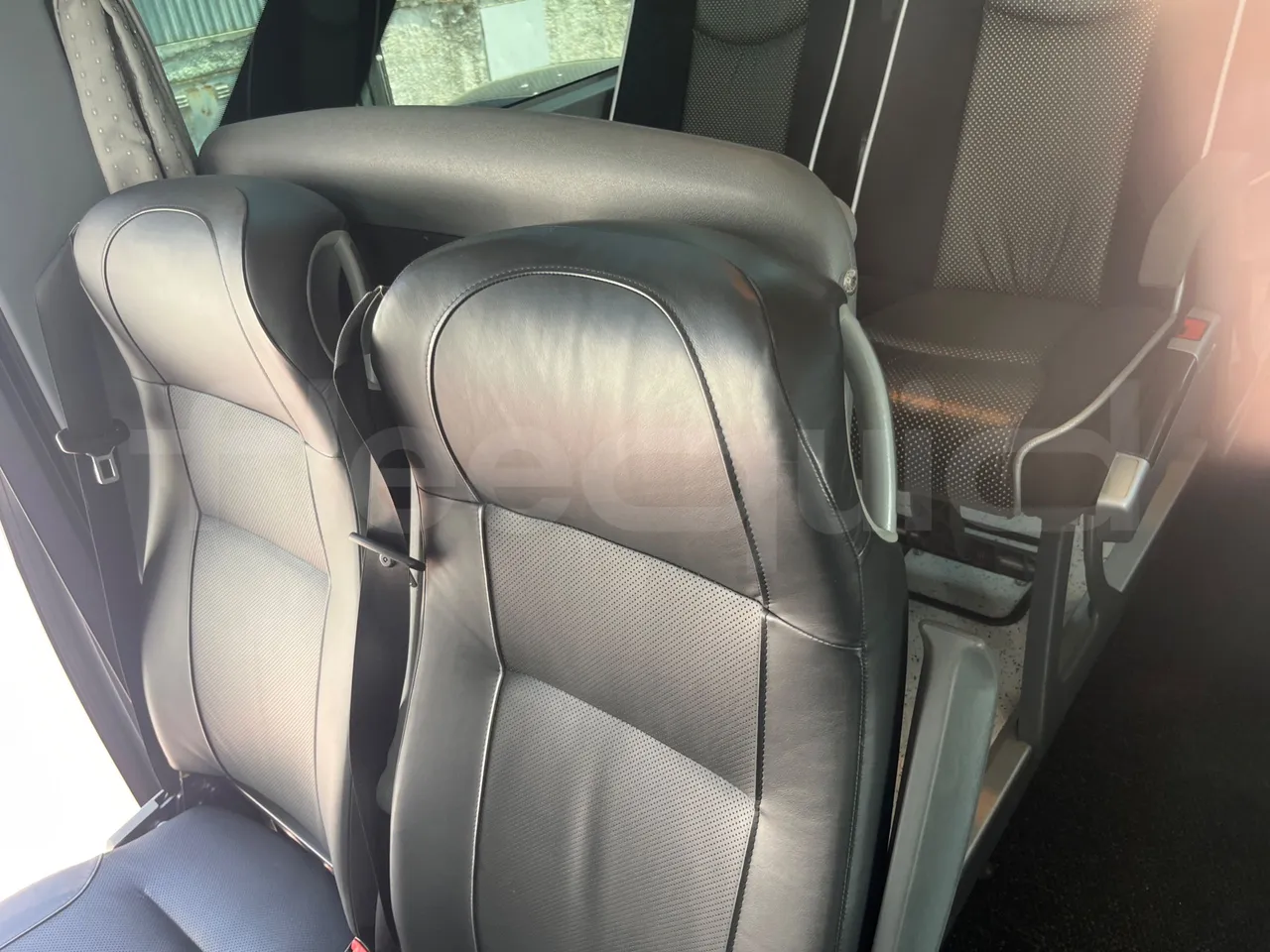 Setra S411 HD - power outlets detail