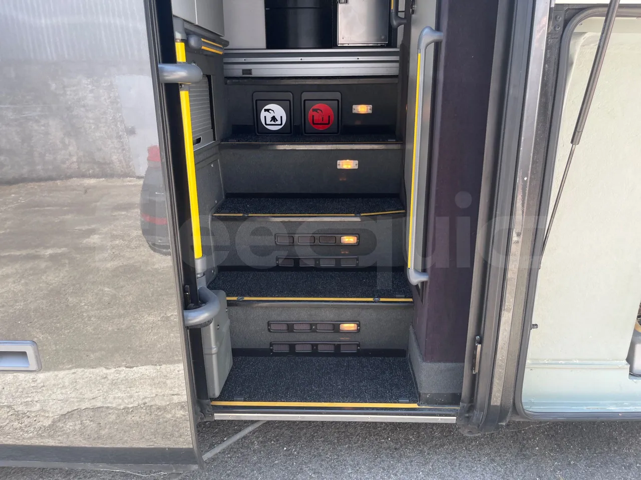 Setra S411 HD - right side doors closed
