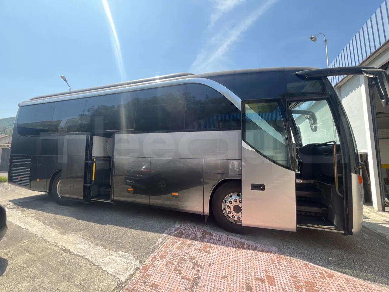 Setra S411 HD - right side doors open