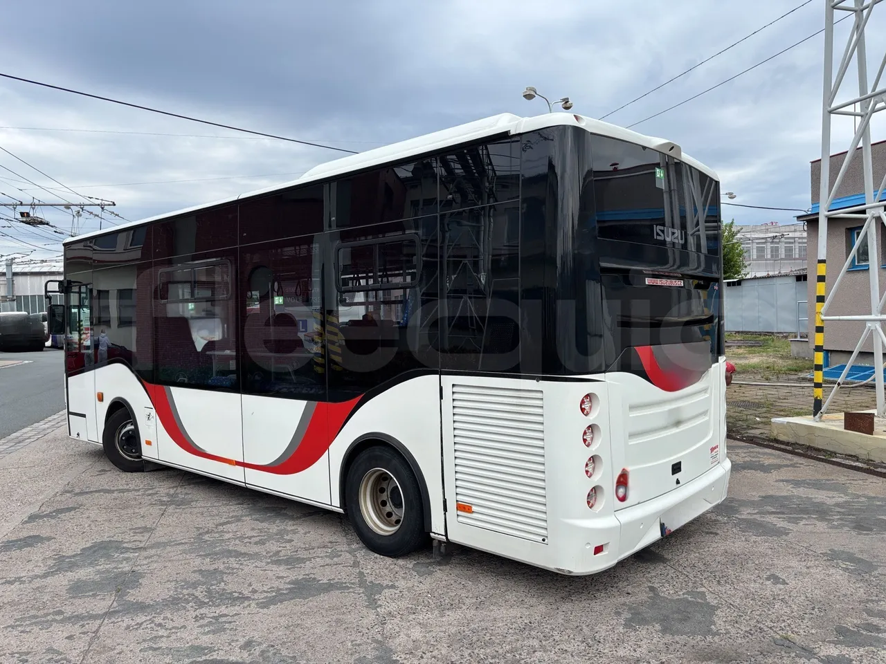 Isuzu Novo - 3/4 Rear Left Side