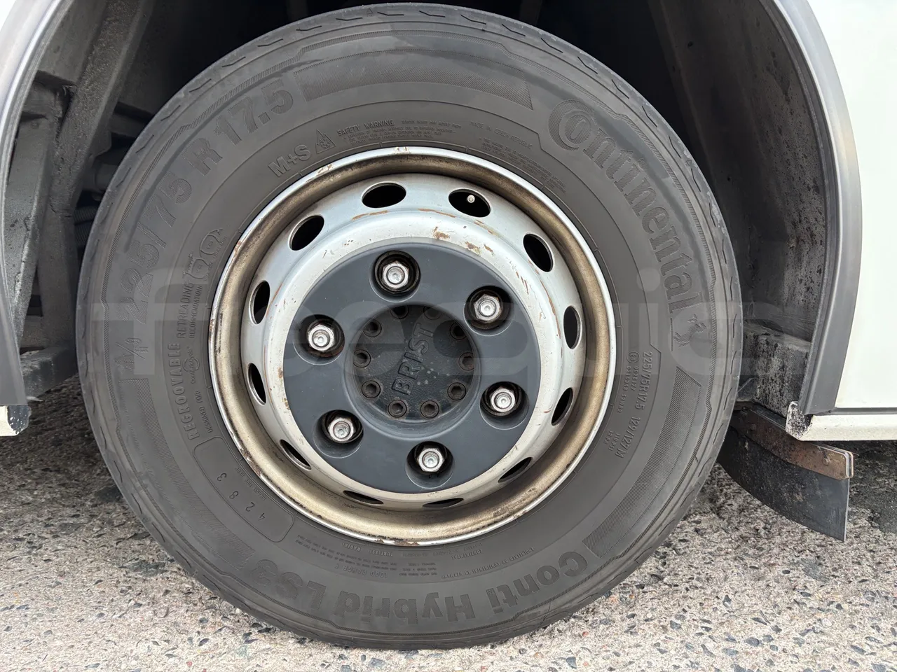 Isuzu Novo - First Axle Left Side: Complete Tyre