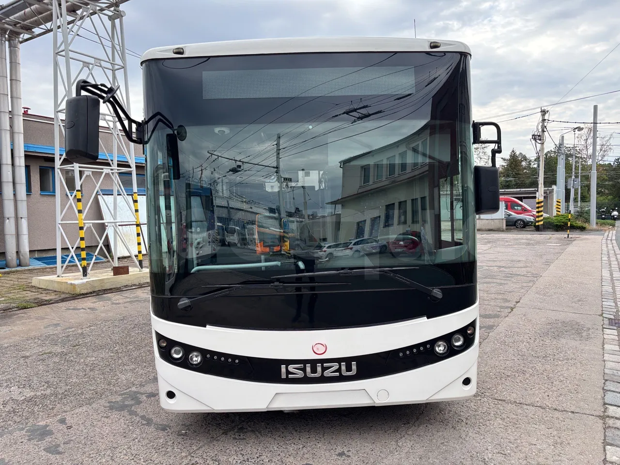 Isuzu Novo - Front